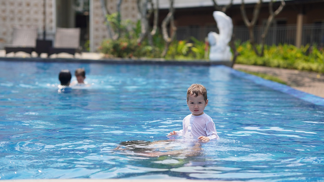 entdecken sie die vorteile des baby schwimmens! fördern sie die bindung zwischen eltern und kind, während ihr baby spielerisch die wasserwelt erkundet. unsere tipps und kurse sorgen für sicherheit und spaß im wasser.
