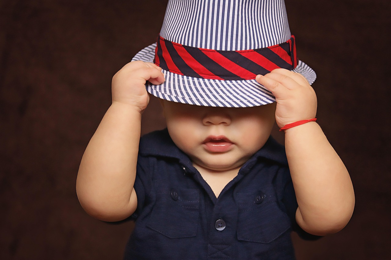 kleine und gemütliche babybekleidung für neugeborene und kleinkinder – weiche stoffe und süße designs für maximalen komfort.