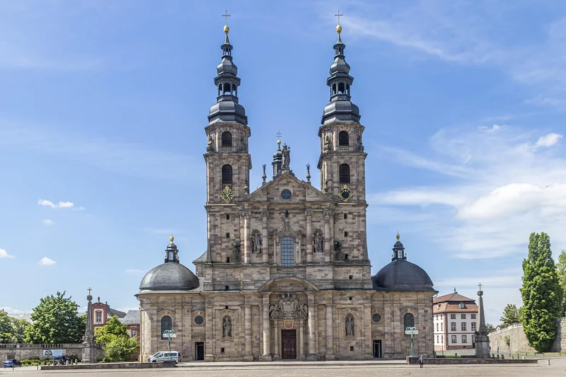 Wer ist im Dom zu Fulda begraben?