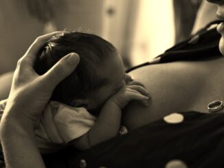 stillkissen f&uuml;r optimalen komfort und unterst&uuml;tzung beim stillen. ergonomisch gestaltet f&uuml;r mutter und baby, sorgt f&uuml;r entspannte und angenehme stillzeiten.